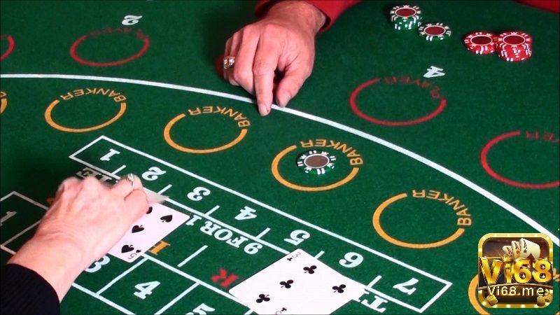 Baccarat so sánh điểm Player và Banker, với luật rút bài thứ ba khi không có “natural”